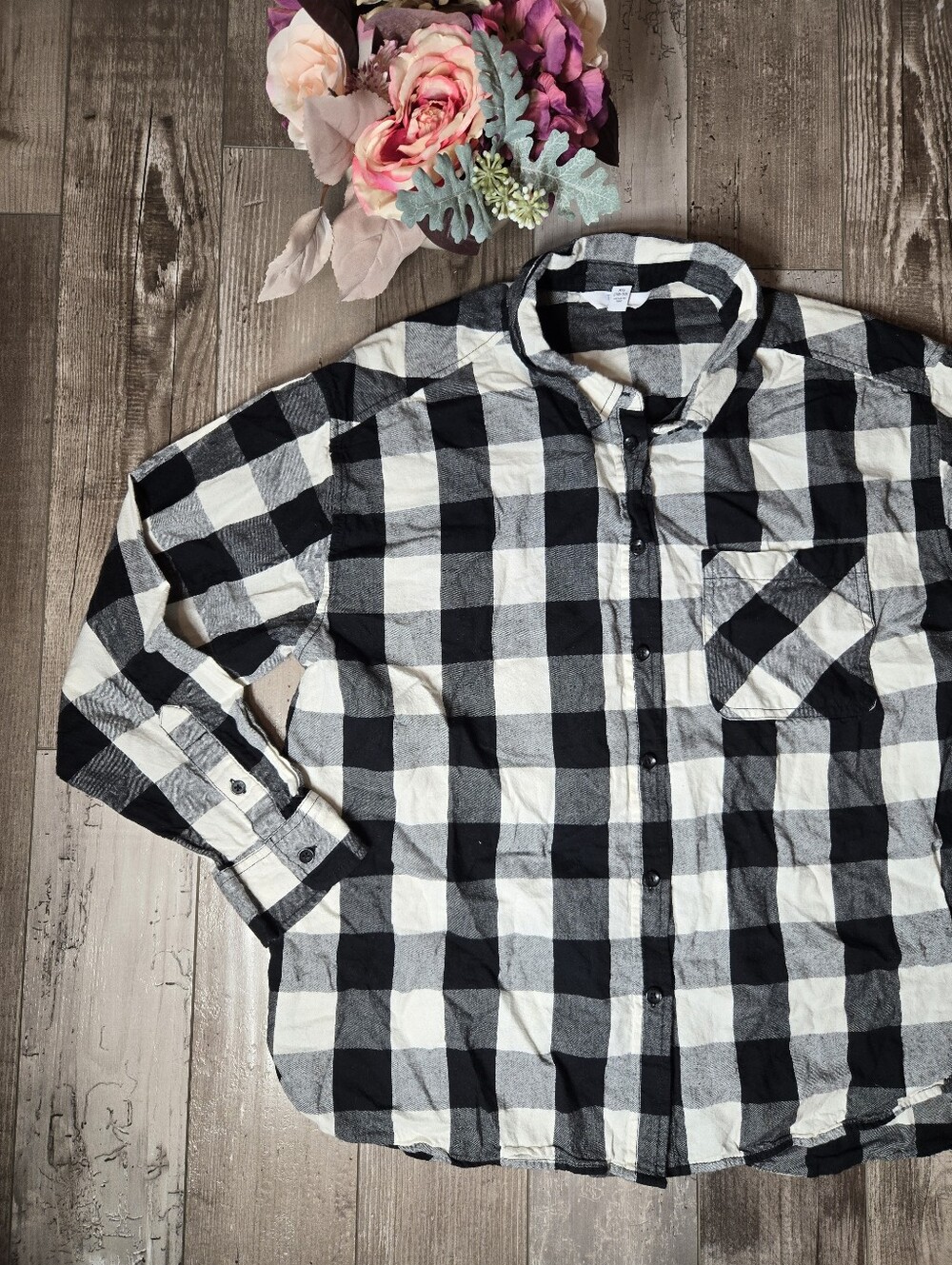 Time & Tru Black and White Plaid Button-Up Shirt – Women’s Size XL